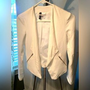 H&M Blazer White Size 4 Side Pockets with Silver Zippers. Light and Elegant